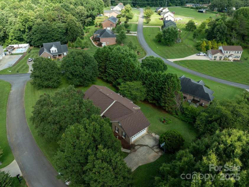 5172 Butner Drive, Hickory, NC 28602.  MLS# CAR4274563, YatesRealty ID 28525. 