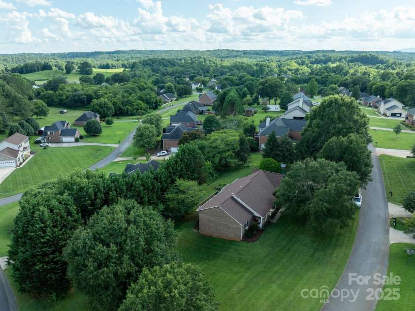 5172 Butner Drive, Hickory, NC 28602.  MLS# CAR4274563, YatesRealty ID 28525. 