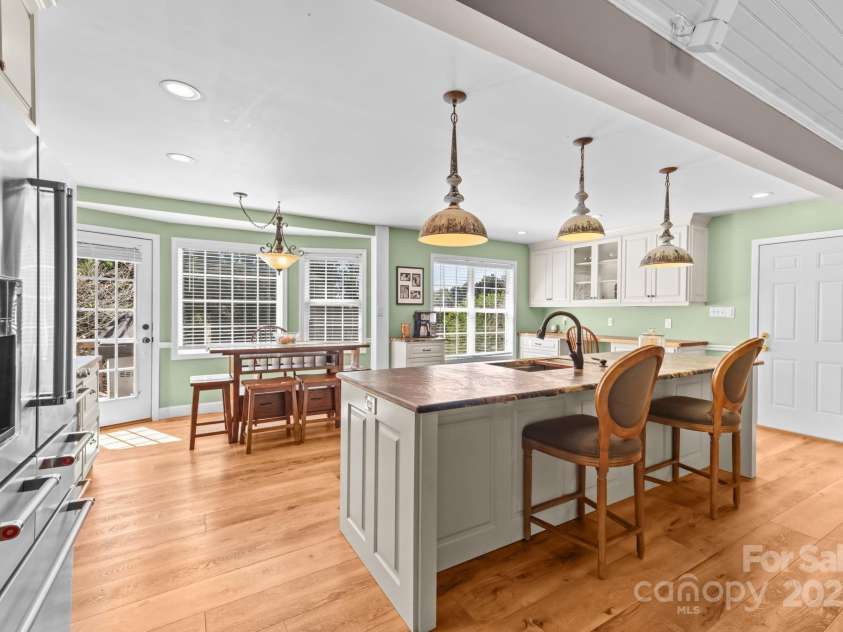 5172 Butner Drive, Hickory, NC 28602.  MLS# CAR4274563, YatesRealty ID 28525. 