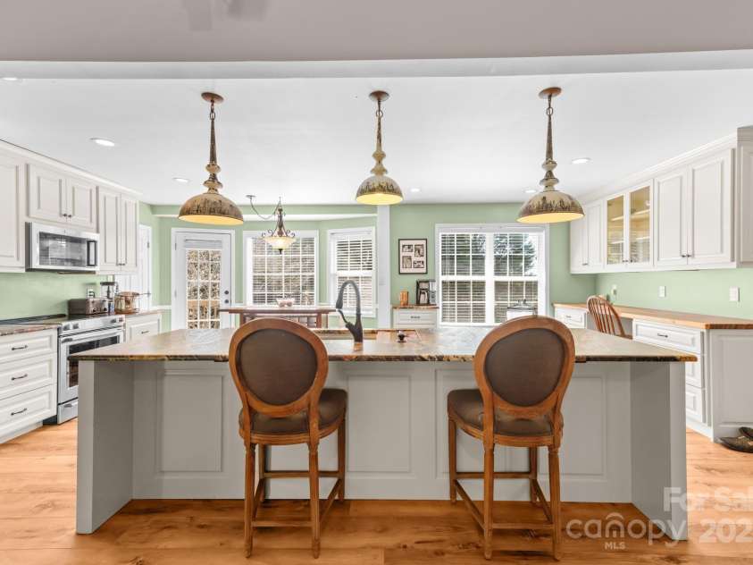 5172 Butner Drive, Hickory, NC 28602.  MLS# CAR4274563, YatesRealty ID 28525. 