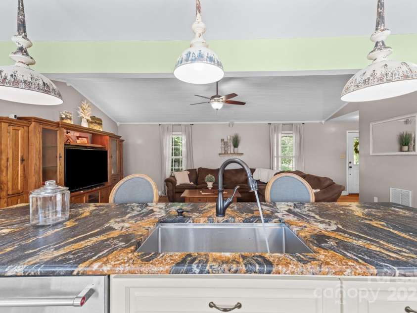 5172 Butner Drive, Hickory, NC 28602.  MLS# CAR4274563, YatesRealty ID 28525. 