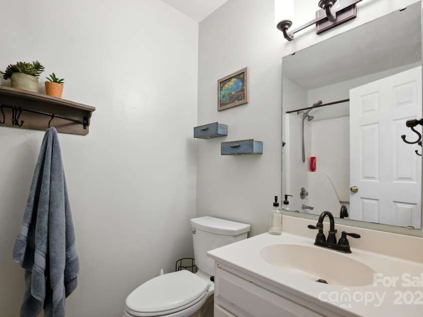 5172 Butner Drive, Hickory, NC 28602.  MLS# CAR4274563, YatesRealty ID 28525. Main Full Bathroom