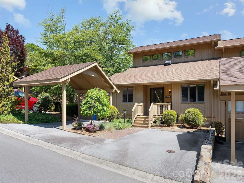 905 Red Oak Drive, Hendersonville, NC 28791.  MLS# CAR4388425, YatesRealty ID 28527. 
