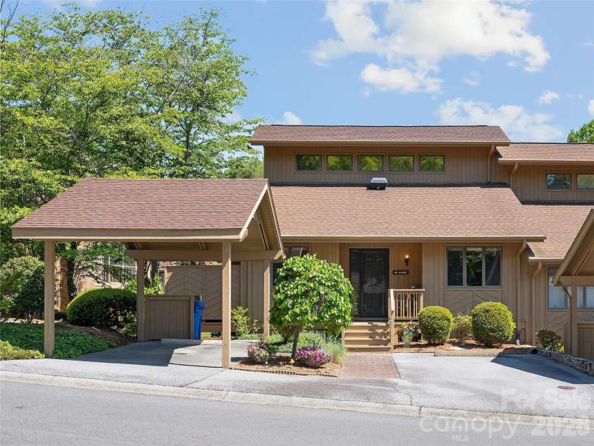 905 Red Oak Drive, Hendersonville, NC 28791.  MLS# CAR4388425, YatesRealty ID 28527. 