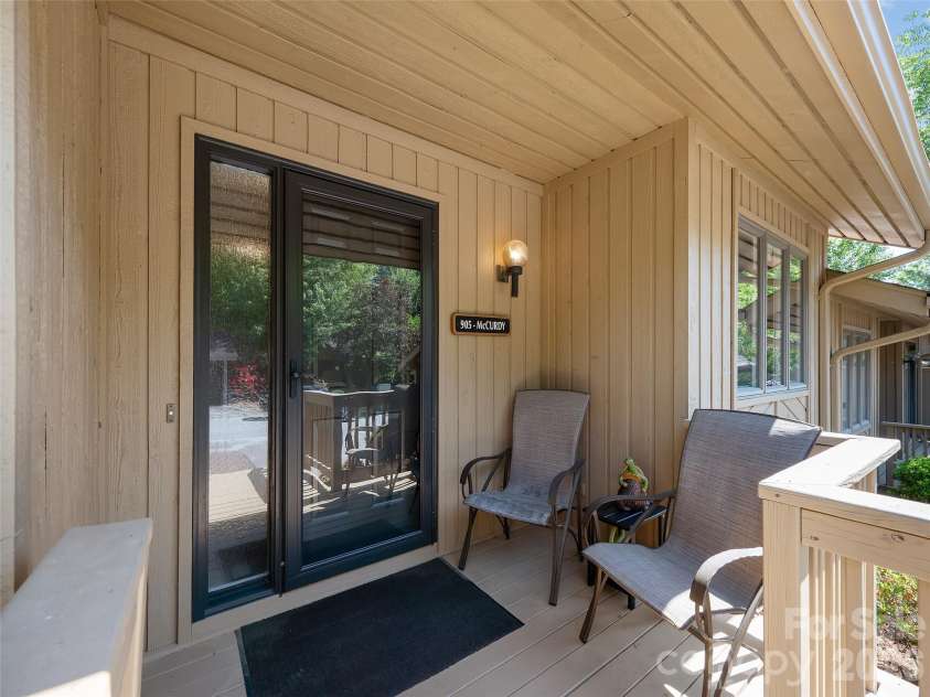 905 Red Oak Drive, Hendersonville, NC 28791.  MLS# CAR4388425, YatesRealty ID 28527. 