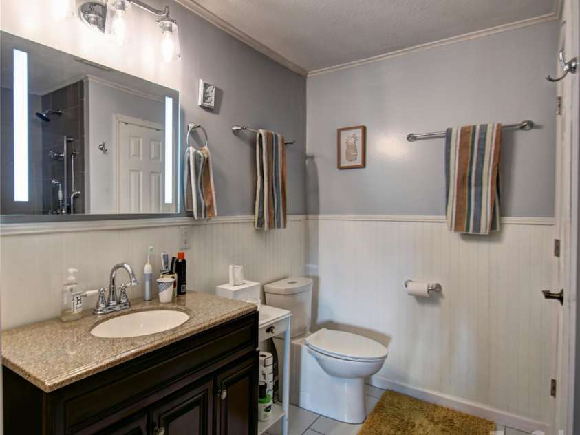 1299 Country Club Drive, Canton, NC 28716.  MLS# CAR4353422, YatesRealty ID 2853. Guest Suite Bath