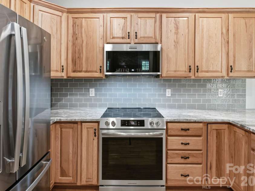 280 Bear River Lodge Trail, Marshall, NC 28753.  MLS# CAR4370579, YatesRealty ID 28530. Elegant Cabinets with Crown Molding and Subway-Tile Backsplash