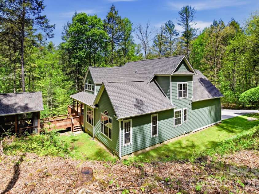 280 Bear River Lodge Trail, Marshall, NC 28753.  MLS# CAR4370579, YatesRealty ID 28530. Gorgeous Home In a Peaceful Setting