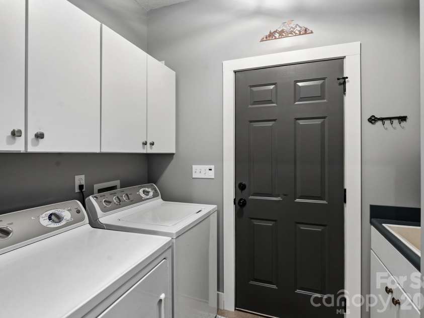 280 Bear River Lodge Trail, Marshall, NC 28753.  MLS# CAR4370579, YatesRealty ID 28530. Laundry Room and Garage Access
