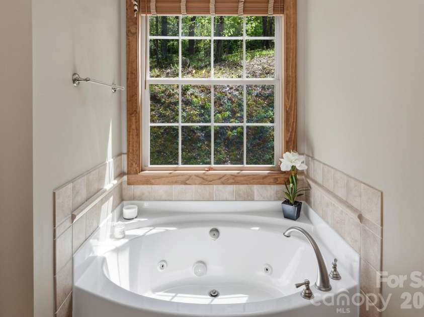 280 Bear River Lodge Trail, Marshall, NC 28753.  MLS# CAR4370579, YatesRealty ID 28530. Tile-Surround Soaking Tub