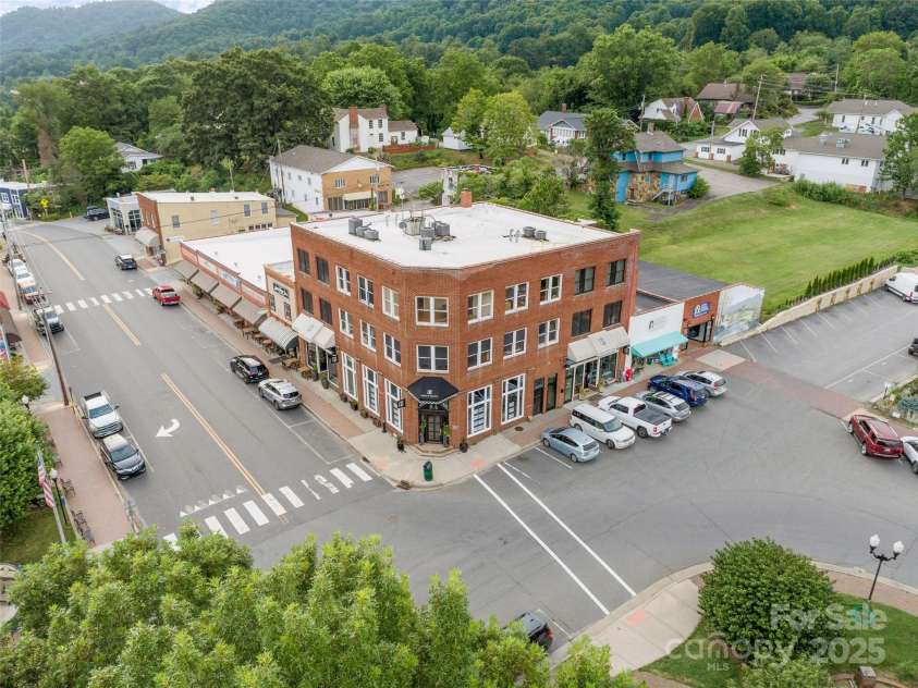 5 Town Square, Burnsville, NC 28714.  MLS# CAR4284216, YatesRealty ID 28535. 