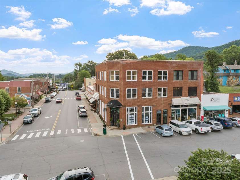 5 Town Square, Burnsville, NC 28714.  MLS# CAR4284216, YatesRealty ID 28535. 