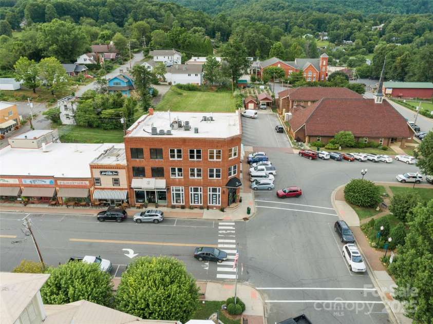 5 Town Square, Burnsville, NC 28714.  MLS# CAR4284216, YatesRealty ID 28535. 