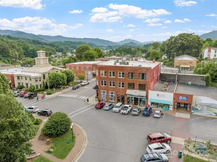 5 Town Square, Burnsville, NC 28714.  MLS# CAR4284216, YatesRealty ID 28535. 
