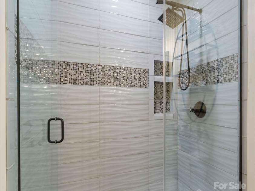 5 Town Square, Burnsville, NC 28714.  MLS# CAR4284216, YatesRealty ID 28535. Second Full Bathroom with Walk-In Shower