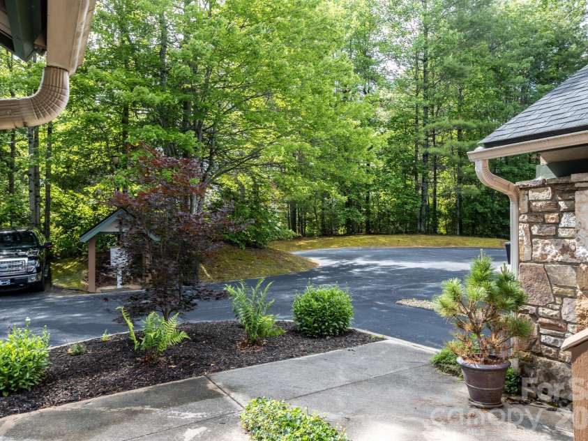 99 Ridgetop Circle, Brevard, NC 28712.  MLS# CAR4387560, YatesRealty ID 28540. Community Parking & Common Area – Ample guest parking and beautifully landscaped common areas surrounded by mature hardwoods for a private mountain feel.