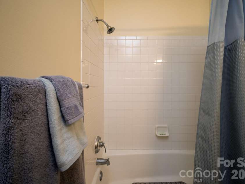 99 Ridgetop Circle, Brevard, NC 28712.  MLS# CAR4387560, YatesRealty ID 28540. Tub & Shower Combination – Full bath with clean tile surround, convenient tub/shower combination, and neutral finishes.