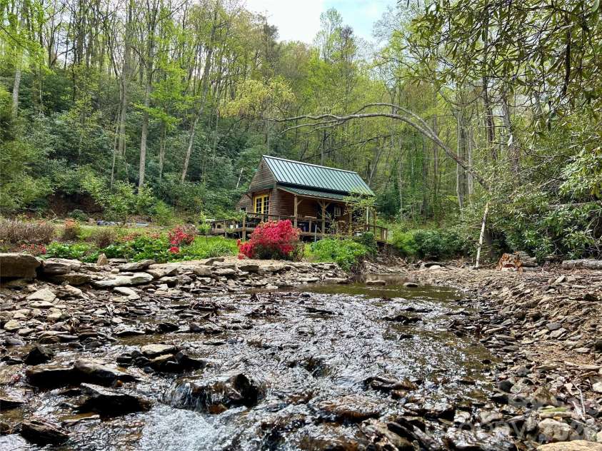 204 Rush Creek Road, Black Mountain, NC 28711.  MLS# CAR4388413, YatesRealty ID 28541. 