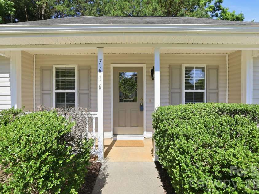 7616 Silver Arrow Drive, Charlotte, NC 28273.  MLS# CAR4383749, YatesRealty ID 28542. Adorable Ranch