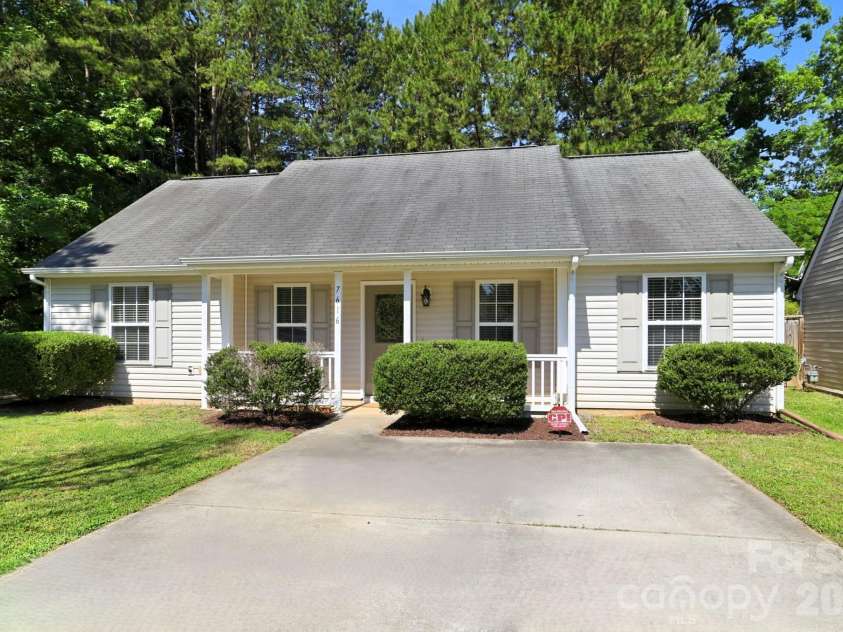 7616 Silver Arrow Drive, Charlotte, NC 28273.  MLS# CAR4383749, YatesRealty ID 28542. Adorable Ranch