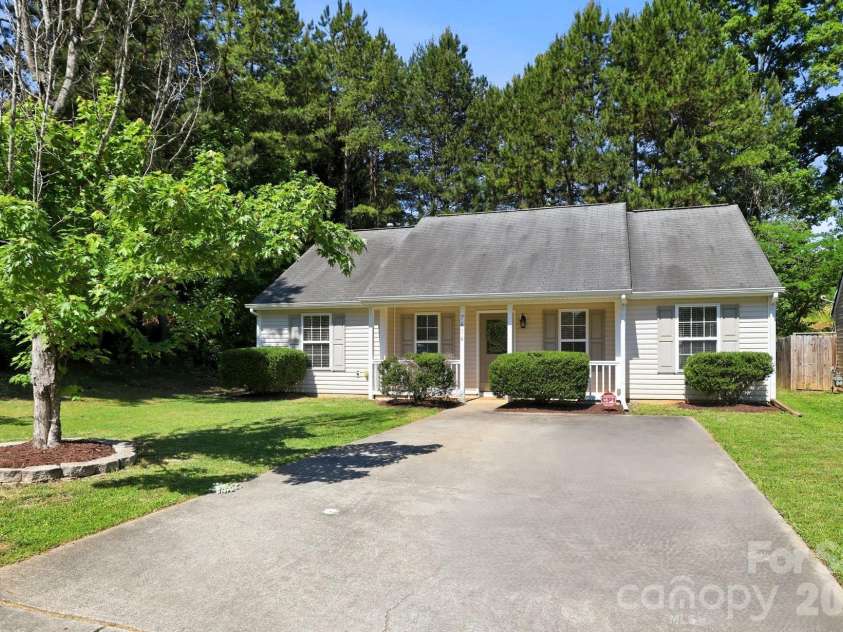 7616 Silver Arrow Drive, Charlotte, NC 28273.  MLS# CAR4383749, YatesRealty ID 28542. Oversized Driveway