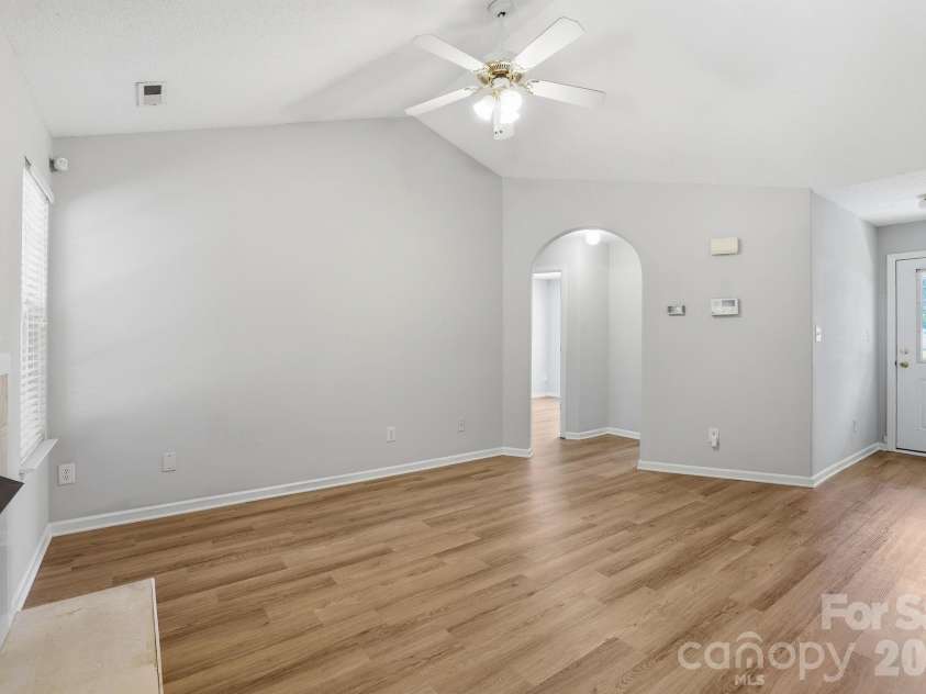 7616 Silver Arrow Drive, Charlotte, NC 28273.  MLS# CAR4383749, YatesRealty ID 28542. Spacious Family Room