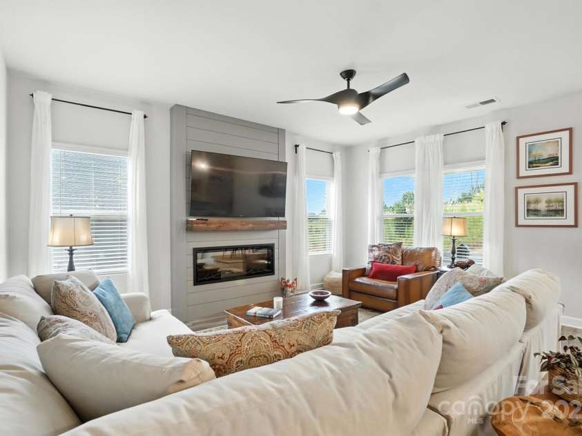 3140 Seville Street, Charlotte, NC 28214.  MLS# CAR4285079, YatesRealty ID 28543. Bright, open living room with seamless flow, perfect for relaxing or entertaining