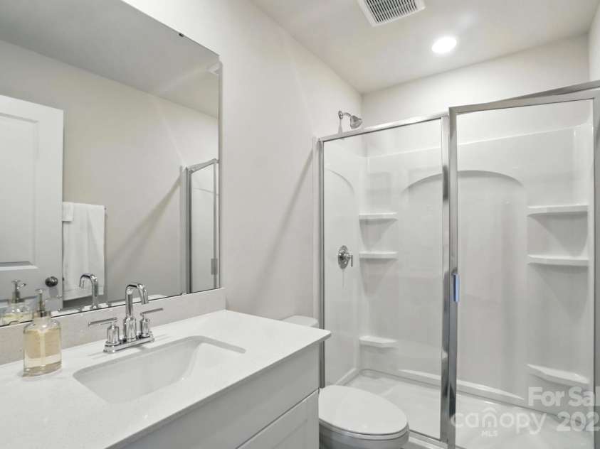 3140 Seville Street, Charlotte, NC 28214.  MLS# CAR4285079, YatesRealty ID 28543. Upstairs fresh and neutral full bathroom