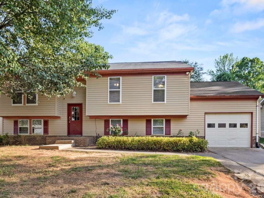 6018 Misty Way Lane, Charlotte, NC 28212.  MLS# CAR4370915, YatesRealty ID 28543. 