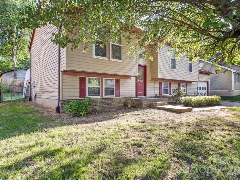6018 Misty Way Lane, Charlotte, NC 28212.  MLS# CAR4370915, YatesRealty ID 28543. 