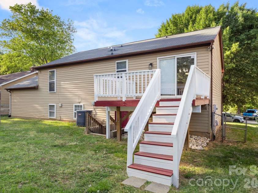 6018 Misty Way Lane, Charlotte, NC 28212.  MLS# CAR4370915, YatesRealty ID 28543. 
