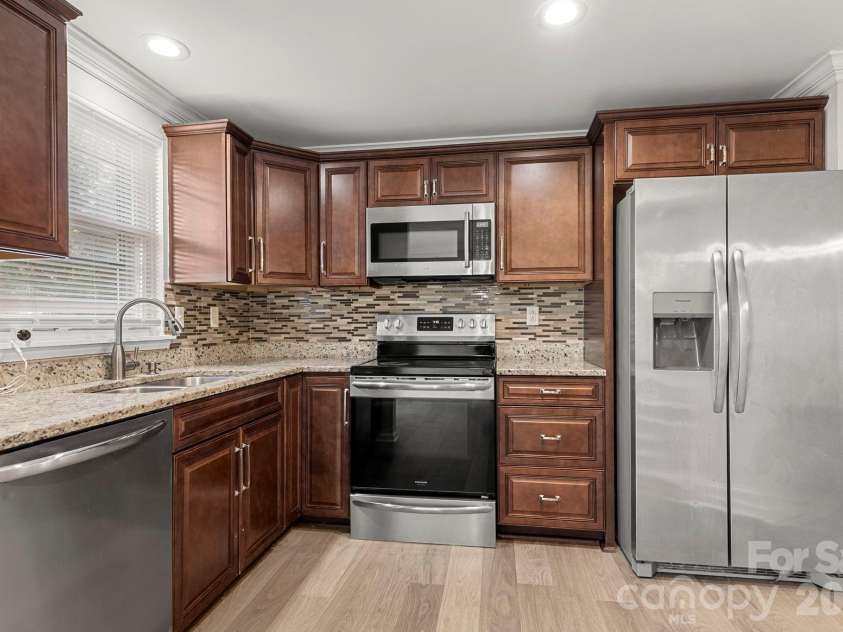 6018 Misty Way Lane, Charlotte, NC 28212.  MLS# CAR4370915, YatesRealty ID 28543. 