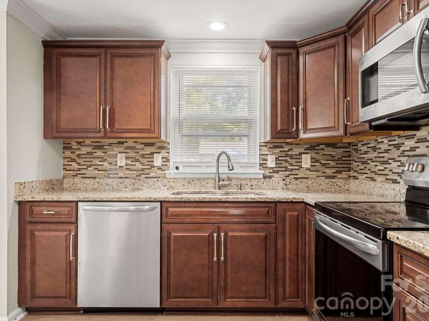 6018 Misty Way Lane, Charlotte, NC 28212.  MLS# CAR4370915, YatesRealty ID 28543. 