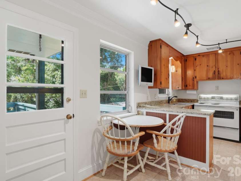 722 Seneca Place, Charlotte, NC 28210.  MLS# CAR4381813, YatesRealty ID 28545. 