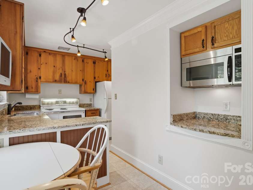 722 Seneca Place, Charlotte, NC 28210.  MLS# CAR4381813, YatesRealty ID 28545. 