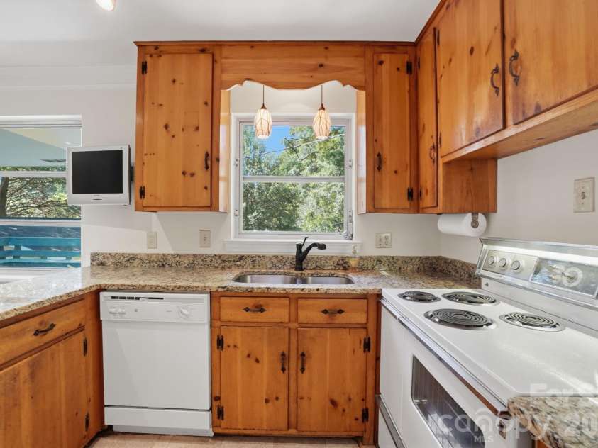 722 Seneca Place, Charlotte, NC 28210.  MLS# CAR4381813, YatesRealty ID 28545. 