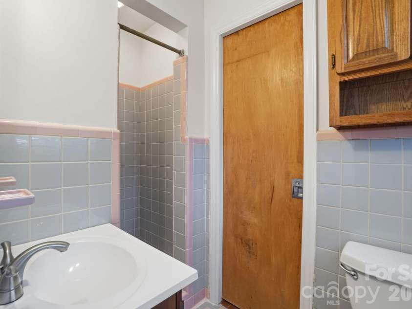 722 Seneca Place, Charlotte, NC 28210.  MLS# CAR4381813, YatesRealty ID 28545. 