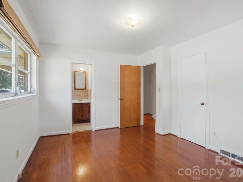 722 Seneca Place, Charlotte, NC 28210.  MLS# CAR4381813, YatesRealty ID 28545. 
