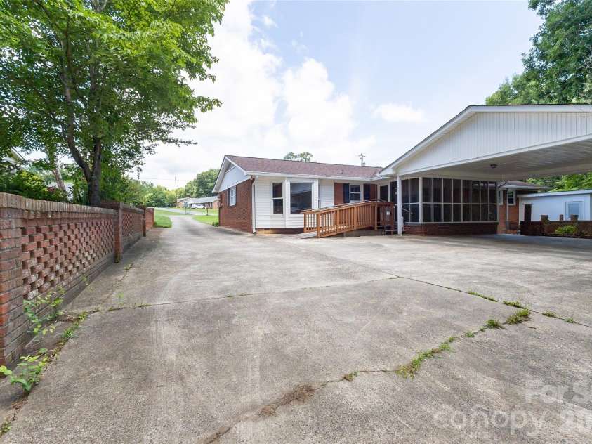 118 Amity Circle, Belmont, NC 28012.  MLS# CAR4388591, YatesRealty ID 28546. 