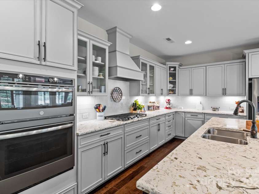 5225 Butternut Drive, Charlotte, NC 28215.  MLS# CAR4284346, YatesRealty ID 28547. Kitchen