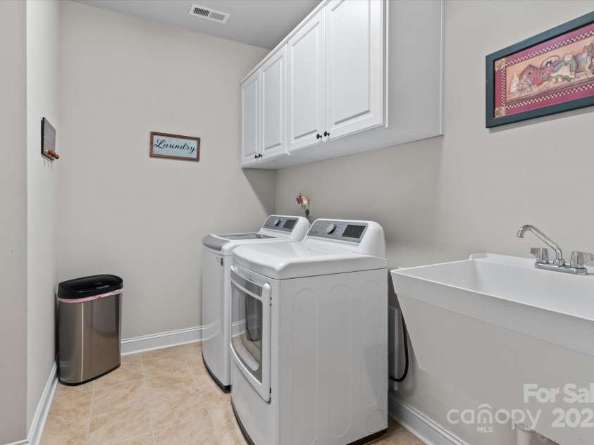 5225 Butternut Drive, Charlotte, NC 28215.  MLS# CAR4284346, YatesRealty ID 28547. Laundry Room