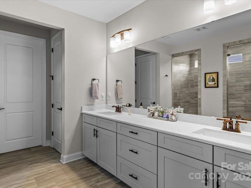 5225 Butternut Drive, Charlotte, NC 28215.  MLS# CAR4284346, YatesRealty ID 28547. Primary Bath