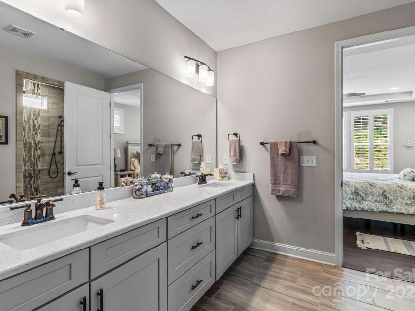 5225 Butternut Drive, Charlotte, NC 28215.  MLS# CAR4284346, YatesRealty ID 28547. Primary Bath