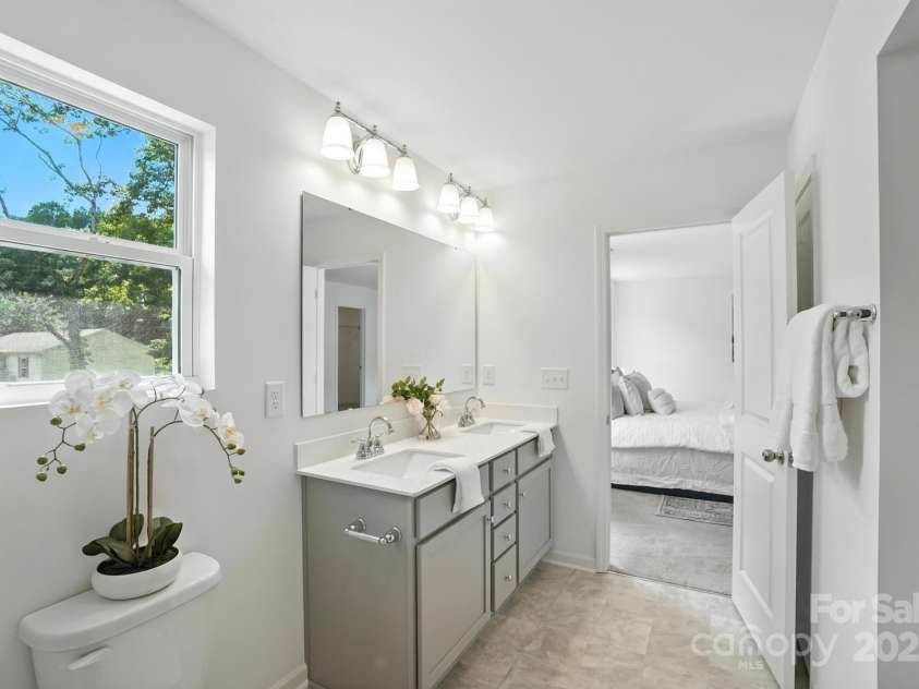 1103 Overland Drive, Dallas, NC 28034.  MLS# CAR4282641, YatesRealty ID 28548. Primary luxury bathroom