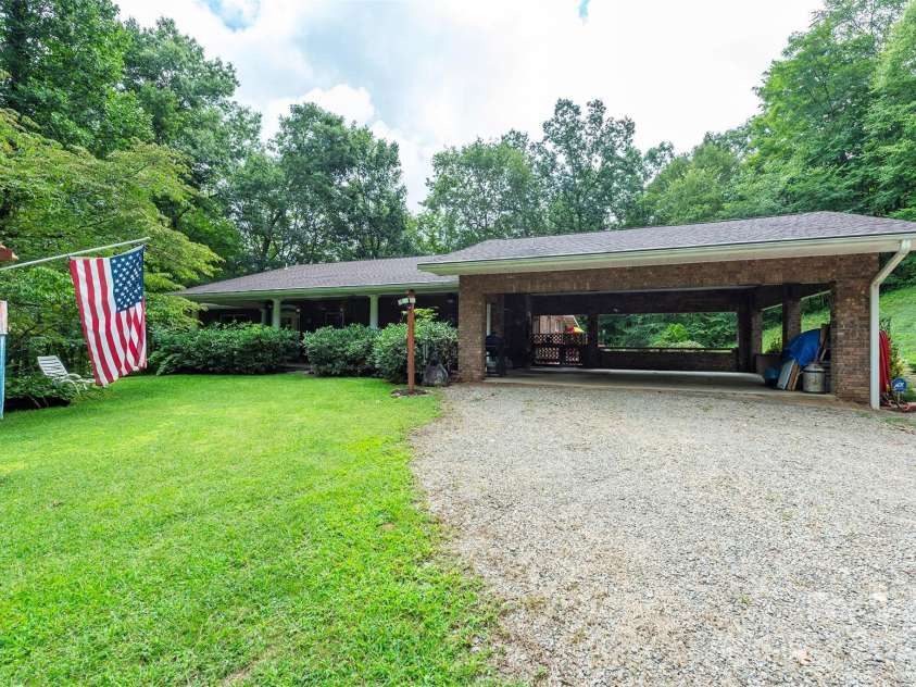 695 Chestnut Mountain Road, Canton, NC 28716.  MLS# CAR4300262, YatesRealty ID 2855. 