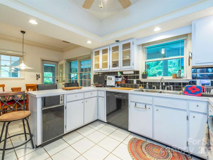 695 Chestnut Mountain Road, Canton, NC 28716.  MLS# CAR4300262, YatesRealty ID 2855. 