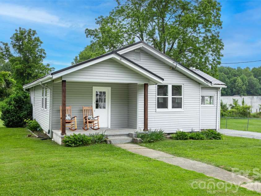 154 Burrell Avenue, Brevard, NC 28712.  MLS# CAR4389365, YatesRealty ID 28550. 