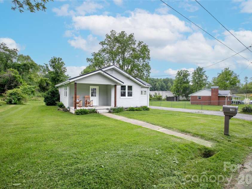 154 Burrell Avenue, Brevard, NC 28712.  MLS# CAR4389365, YatesRealty ID 28550. 