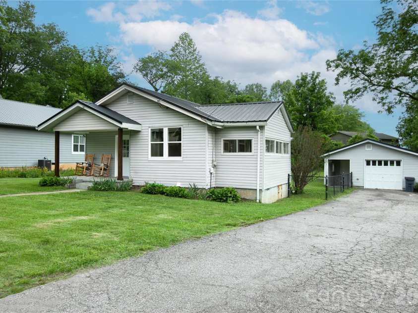 154 Burrell Avenue, Brevard, NC 28712.  MLS# CAR4389365, YatesRealty ID 28550. 