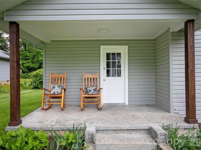 154 Burrell Avenue, Brevard, NC 28712.  MLS# CAR4389365, YatesRealty ID 28550. 